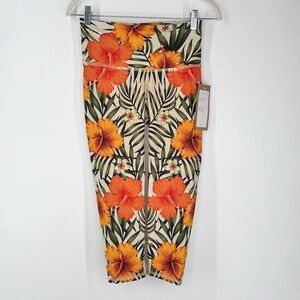 NWT Niyama Sol Beachcomber Hibiscus Capri Leggings Women’s Size Medium